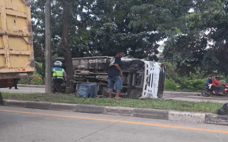Sebuah mobil truk dengan nopol P 9590 VG yang berisi bermuatan buah jeruk terguling di Jalan Soekarno Hatta/ist