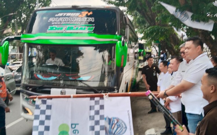 Pemimpin Wilayah Pegadaian Kanwil III Novryandi saat melepas mudik gratis/ist