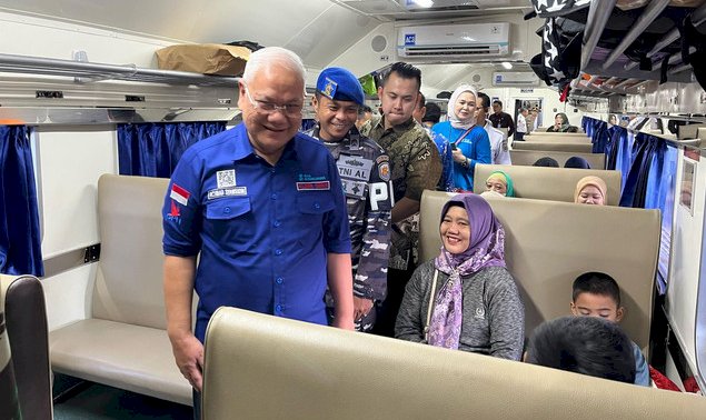 Dirut Bank Sumsel Babel, Achmad Syamsuddin saat melepas pemudik di program mudik gratis/ist