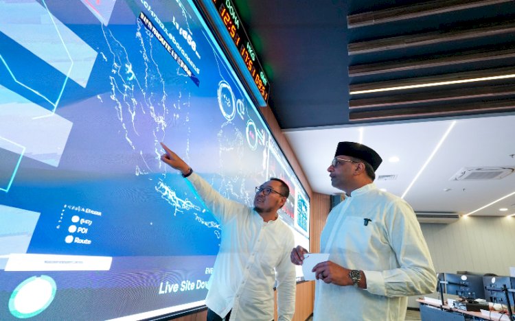 Vikram Sinha, President Director and Chief Executive Officer Indosat Ooredoo Hutchison saat memantau trafik data/ist