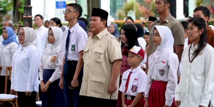 Presiden Prabowo Subianto dan anak-anak sekolah di halaman Istana Merdeka, Jakarta pada Jumat, 28 Maret 2025/Repro