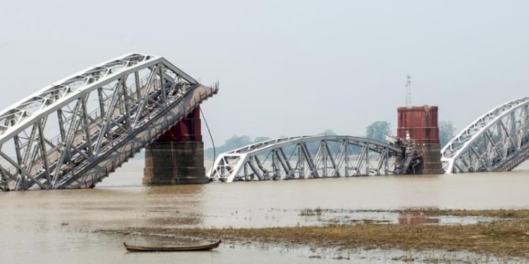 Jembatan Ava yang runtuh setelah gempa bumi di Mandalay terlihat pada Sabtu, 29 Maret/Net