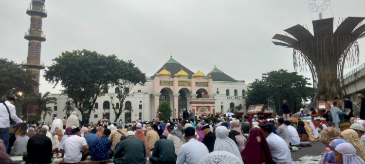 Ribuan jamaah memadati kawasan Masjid Agung Palembang ditengah cuaca mendung yang menyelimuti kota/Foto:Putra Riyadi