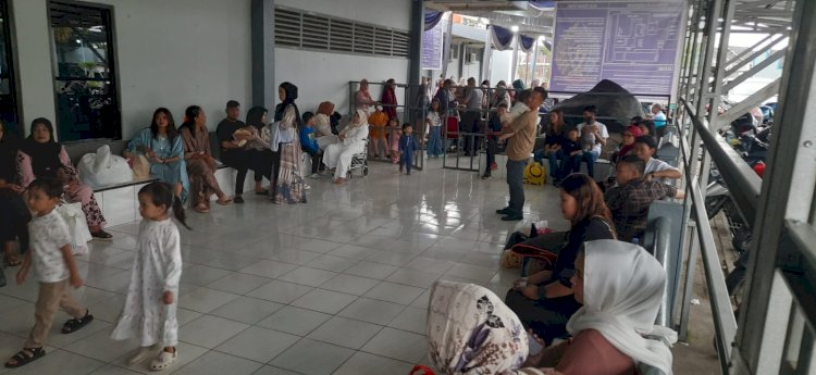Ratusan keluarga yang  menjenguk keluarga di Lapas Kelas  1 Palembang/Foto:Fauzi
