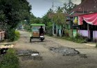 Tak Kunjung Diperbaiki, Jalan Rusak di Kelumpang Jaya Jadi Momok Pengendara