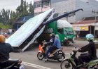 Heboh Mobil Ekspedisi Tabrak Tiang Reklame di Lubuklinggau, Warga Terbangun Suara Dentuman