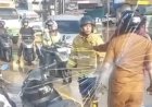 Viral! Dua Pemotor Adu Jotos di Tengah Banjir Palembang Gegara Cipratan Air