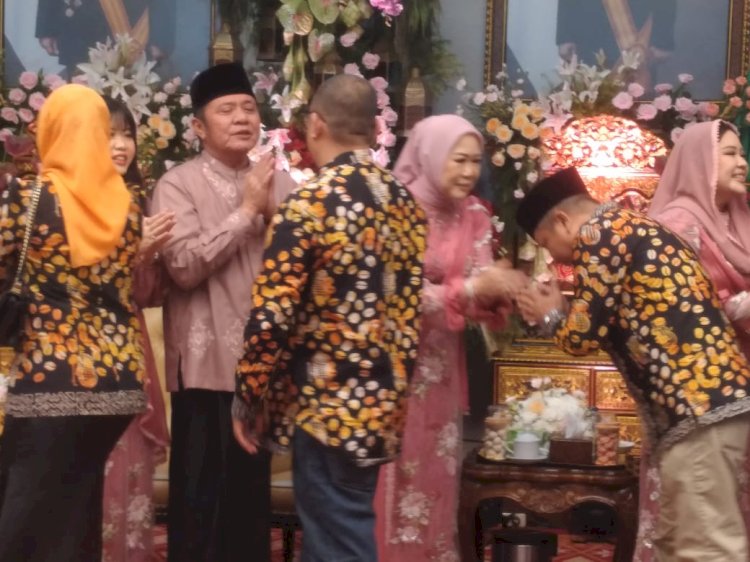 Gubernur Sumsel, Herman Deru bersama keluarga menyambut masyarakat dan jajaran pejabat daerah dalam acara silaturahmi Lebaran di Griya Agung/ist