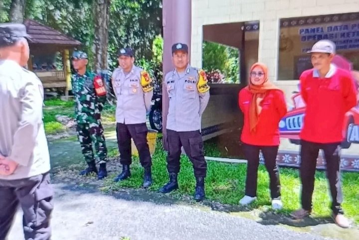 Petugas gabungan disiagakan untuk mengamankan kunjungan wisatawan di Air Terjun Bedegung