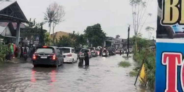 Jalan lintas Liwa-Ranau dilanda banjir/Istimewa