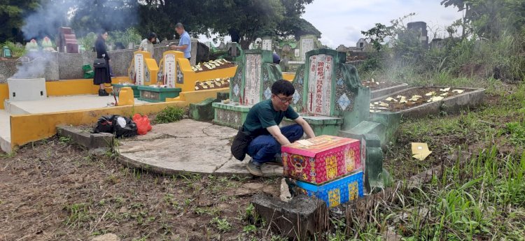 Masyarakat Tionghoa Palembang merayakan ritual Ceng Beng atau Ziarah Kubur/ist