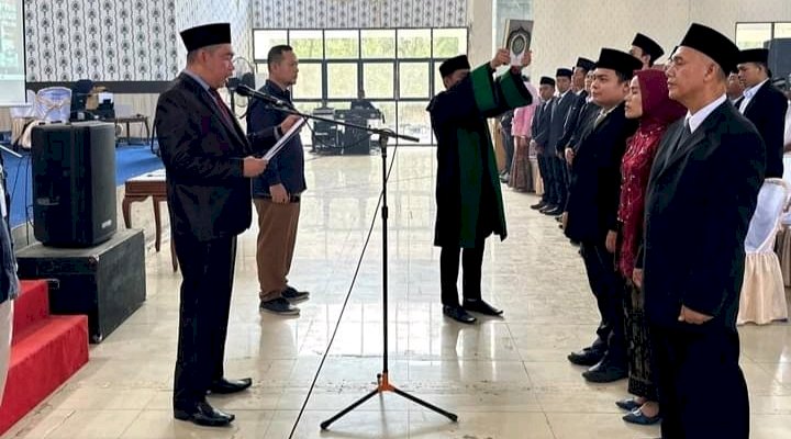 KPU Empat LAwang melantik petugas pemilu menjelang pemungutan suara ulang. (Salim/RMOLSumsel.id)