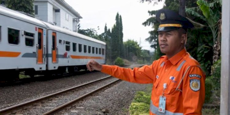 Petugas Penjaga Jalan Lintasan (PJL) KAI, Achmad Harisman Trisopiana/Diskominfo Kota Bandung