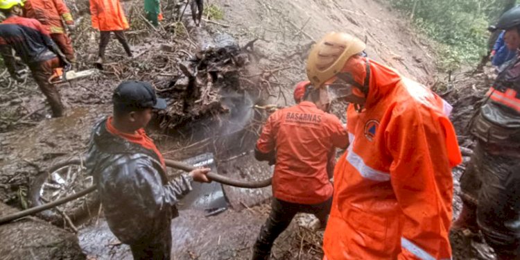 Sejumlah petugas SAR membersihkan material longsor untuk menemukan korban/RMOLJatim