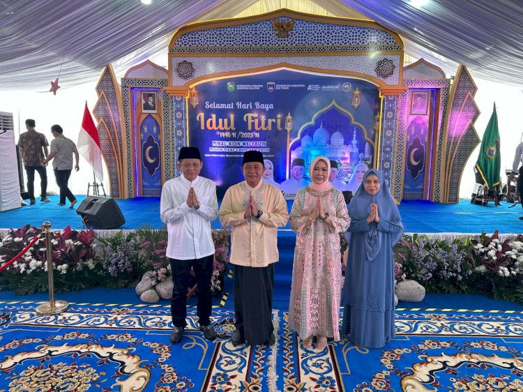 Kiri ke kanan, Bupati OKU Timur Lanosin atau Enos saat dikunjungi Gubernur Sumatera Selatan Herman Deru. (Dokumentasi Kominfo OKU Timur)