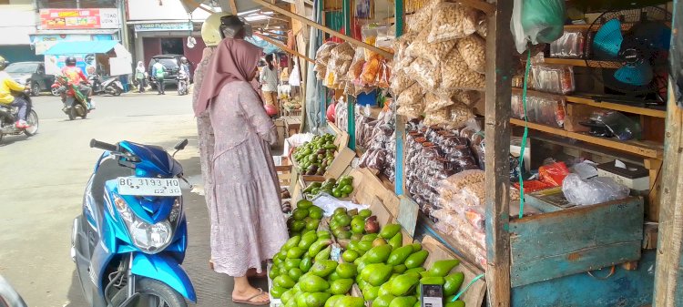 Buah alpukat dan gula batok ramai diburu pemudik sebagai Oleh-oleh khas Lubuklinggau. (Ansyori Malik/RMOLSumsel.id)