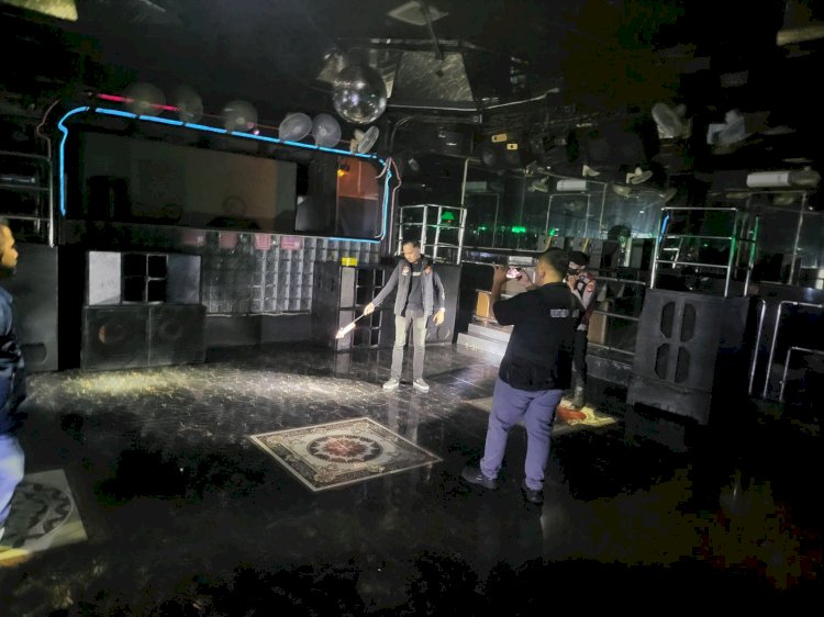 Satreskrim Polrestabes Palembang melakukan olah TKP tempat penusukan pengunjung di Diskotek Dharma Agung club 41. (Deni Pratama/RMOLSumsel.id) 