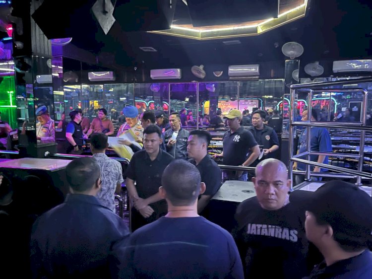 Polisi melakukan olah TKP di diskoetek DA Palembang. (Denny Pratama/RMOLSumsel.id)