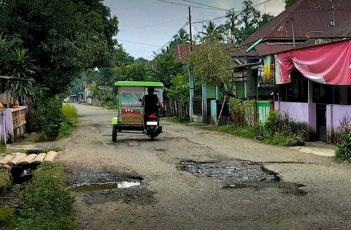 Jalan Kelumpang Jaya yang mengalami kerusakan. (ist)