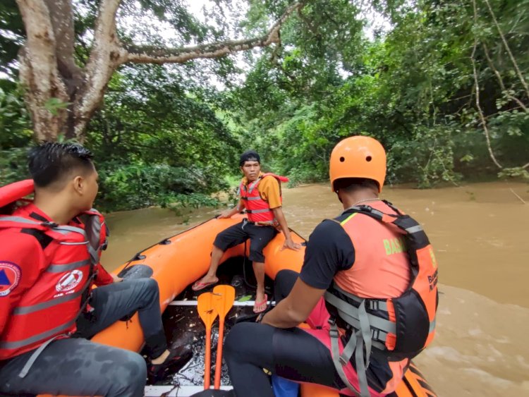 Petugas melakukan pencarian bocah yang tenggelam di Sungai Wall/ist