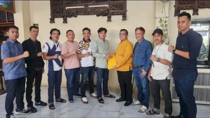 Penyerahan Surat Keputusan (SK) Karateker dilakukan langsung oleh Sekretaris Jenderal DPP KNPI, Ahmad Fauzan kepada Deri Andika  dalam sebuah acara yang berlangsung di Palembang/ist