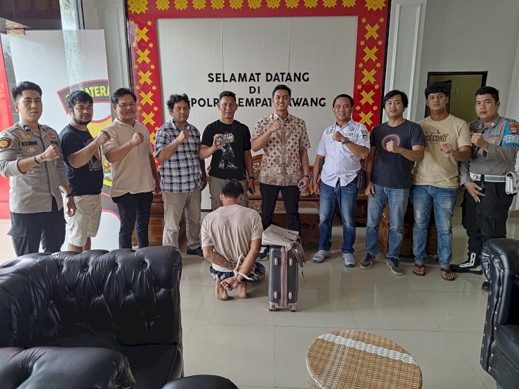 Jajaran Satreskrim Polres Empat Lawang saat mengamankan pelaku perampokan dan pemerkosaan wanita asal Cirebon. (ist/rmolsumsel.id)