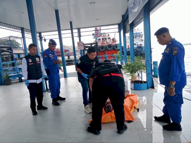 Petugas kepolisian melakukan evakuasi jasad Mr X yang mengapung di Sungai Musi Palembang. (ist)