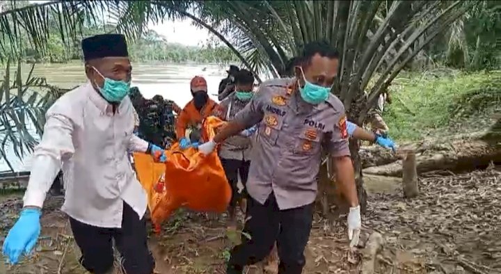 Petugas bersama warga mengevakuasi mayat Mr X yang ditemukan mengapung di Sungai Rawas/ist
