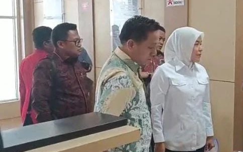 Mantan Wakil Walikota Palembang, Fitrianti Agustinda, dan suaminya, Dedi Sipriyanto, memenuhi panggilan Tim Penyidik Pidana Khusus Kejaksaan Negeri (Kejari) Palembang /ist