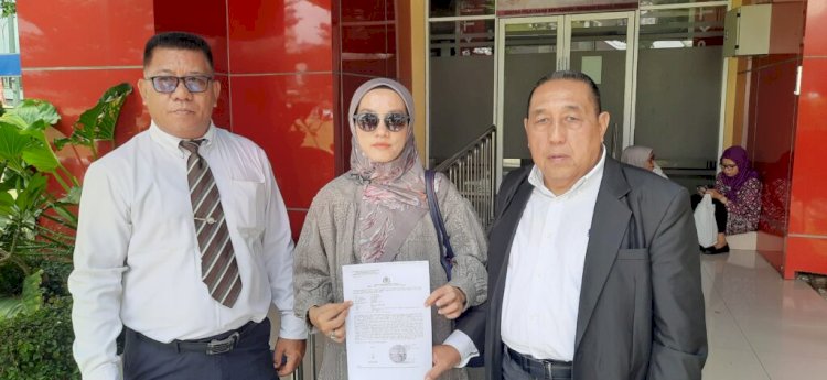 Pelapor LP didampingi kuasa hukumnya Amirul Husni menunjukkan bukti laporan polisi dihadapan wartawan/Foto: Fauzi