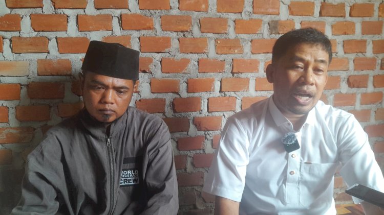 Kuasa Hukum keluarga korban, Abdul Aziz didampingi ayah korban. (ist/rmolsumsel.id)