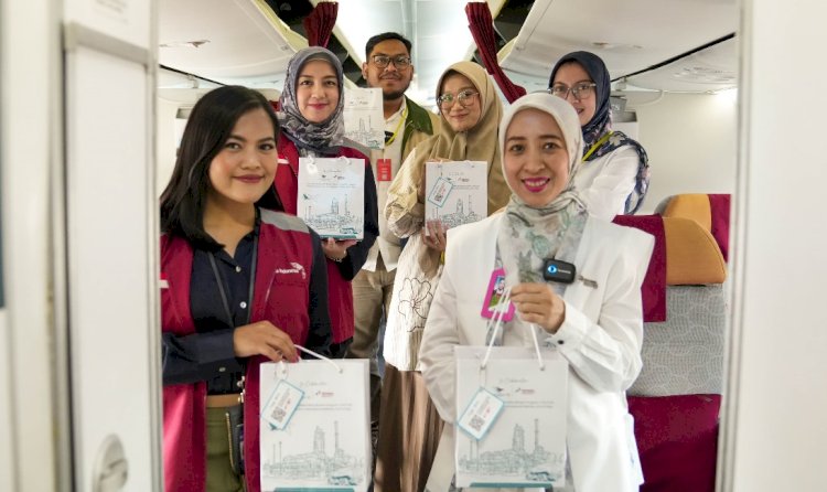  Branch Manager Garuda Indonesia Palembang, Fachradina Ramadhani bersama Area Manager Communication, Relations & CSR PT Kilang Pertamina Internasional Refinery Unit III Plaju, Siti Rachmi Indahsari saat menunjukkan produk UMKM di pesawat Garuda Indonesia/ist