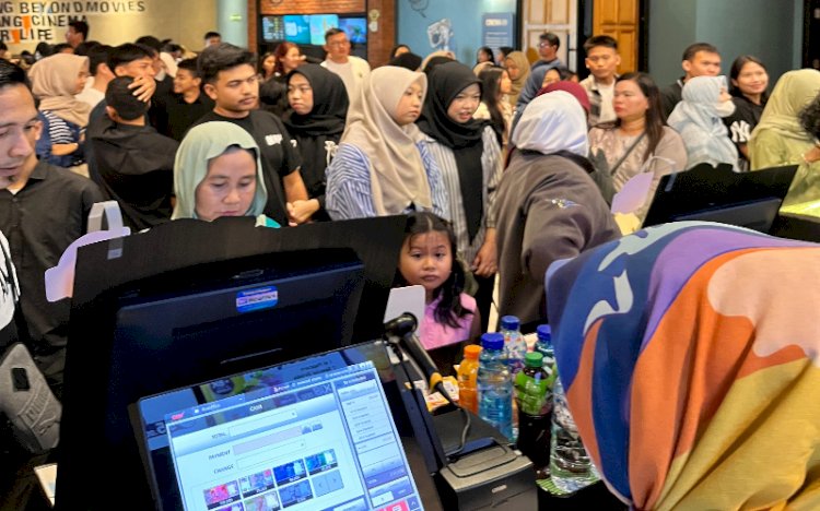 Suasana para penonton saat menunggu masuk bioskop di CGV PTC Mall Palembang/Foto: Maya Hasan