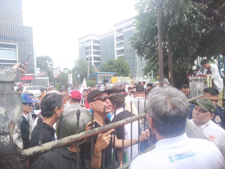 Massa Forum Silaturahmi Cabor Sumsel (FSCSS) saat menggelar aksi di Sekretariat KONI Sumsel. (denny pratama/rmolsumsel.id) 