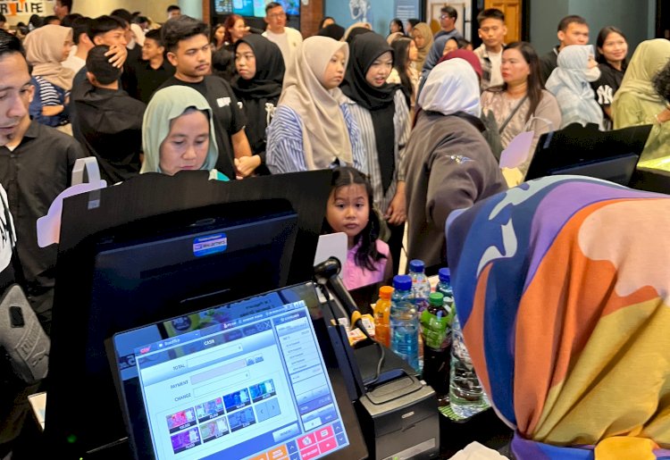 Antusiasme masyarakat saat membeli tiket di CGV PTC Mall. (ist/rmolsumsel.id) 