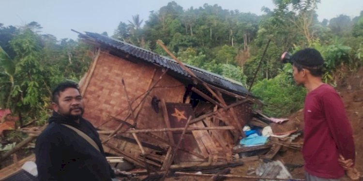 Rumah yang dirusak kawanan gajah di Bandar Negeri Suoh, Lampung/Ist