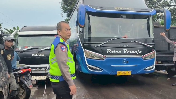 Direktur Lalu Lintas Polda Sumsel Kombes Pol Maesa Seogriwo saat mengatur lalu lintas di Jalan Palembang Jambi yang tergenang banjir/ist