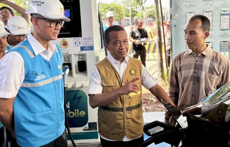 Direktur Utama PLN, Darmawan Prasodjo bersama Menteri ESDM bahlil Lahadalia saat meninjau SPKLU/ist