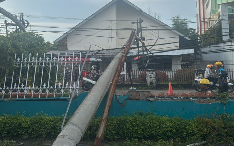 Petugas PLN Palembang bergerak cepat mengatasi gangguan listrk akibat cuaca ekstrem/ist