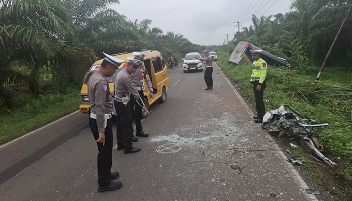 Satlantas Polres Musi Rawas saat melakukan olah TKP di lokasi kecelakaan.(Foto Polres Musi Rawas)