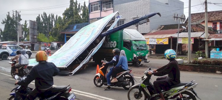 Kondisi mobil box paket JNT ditimpa papan reklame usai ditabrak. (Ansyori Malik/RMOLSumsel.id)