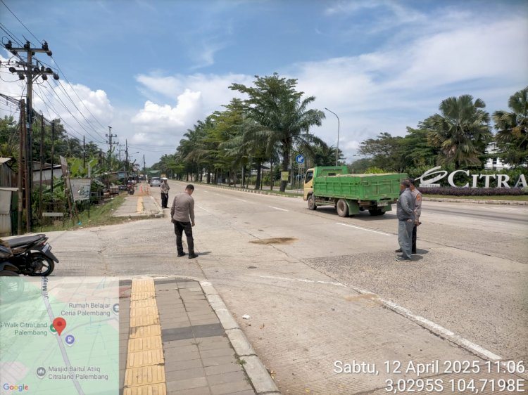 Polisi melakukan olah TKP kecelakaan di Jalan Mayjen Yusuf Singadekane, tepatnya depan akses masuk Perumahan Citraland, Kecamatan Kertapati, Palembang, Sabtu (12/4) pagi. (Handout)
