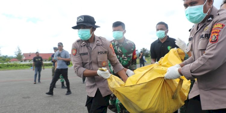 Tim gabungan Satgas Operasi Damai Cartenz 2025 mengevakuasi 13 jenazah di Yahukimo/Ist