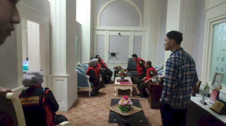 Tim Kejati Sumsel saat melakukan penggeledahan. (ist/rmolsumsel.id) 