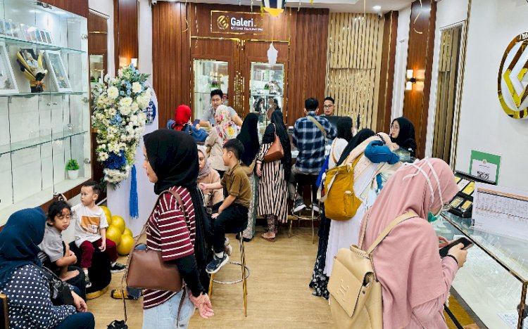 Para nasabah saat membeli emas di Galeri 24 pegadaian, Palembang/Foto: Maya Hasan