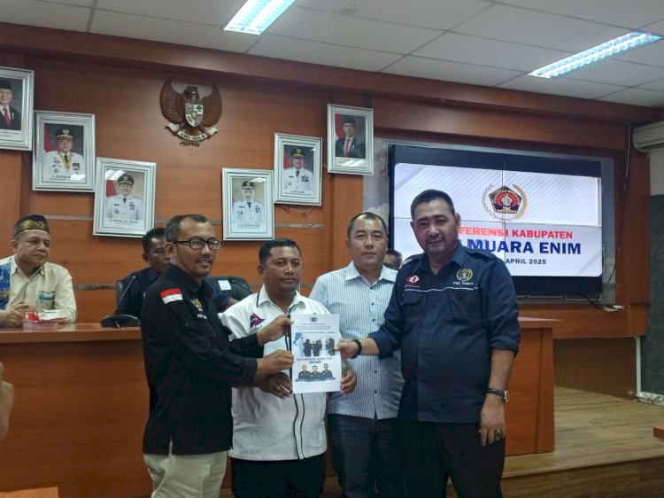 Sigit Eko Raharjo(Kiri) Ketua PWI Muara Enim terpilih menerima LKPJ dari Al-Azhar sebagai Ketua PWI Muara Enim sebelumnya. (ist/rmolsumsel.id) 