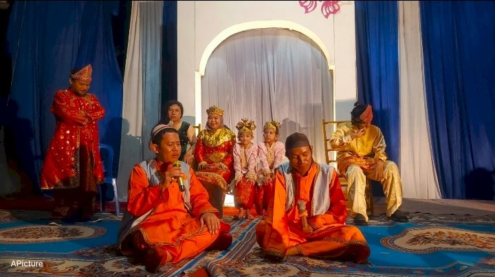 Sejumlah pemain Dulmuluk saat mementaskan lakon bertajuk Pangeran Malbi Mencari Rendang yang Hilang. (ist/rmolsumsel.id)  