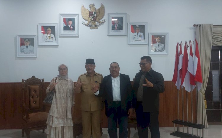 LP didampingi kuasa hukumnya Amirul Husni SH saat bertemu dengan Bupati Lahat Bursah Zarnubi di rumah dinas Bupati. (Handout)