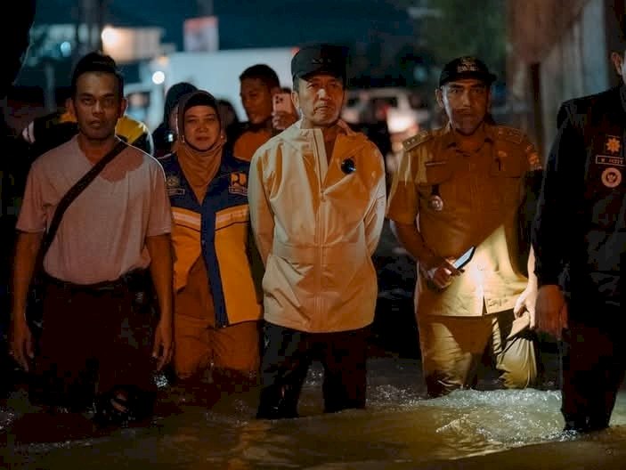 Wali Kota Palembang, Ratu Dewa saat meninjau lokasi banjir di Jalan SMB Palembang. (ist)
