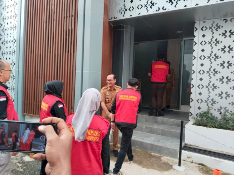 Tim Pidsus Kejati Sumsel saat memasuki ruangan Sekda Sumsel